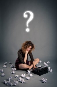 Een tekst om te zoenen! 1 Young desperate girl writing with an old typewriter and question
