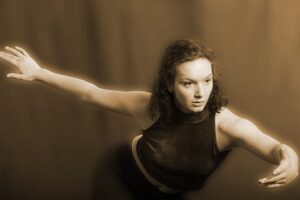 DSC_2483 - Sarah - Action - Sepia - 800