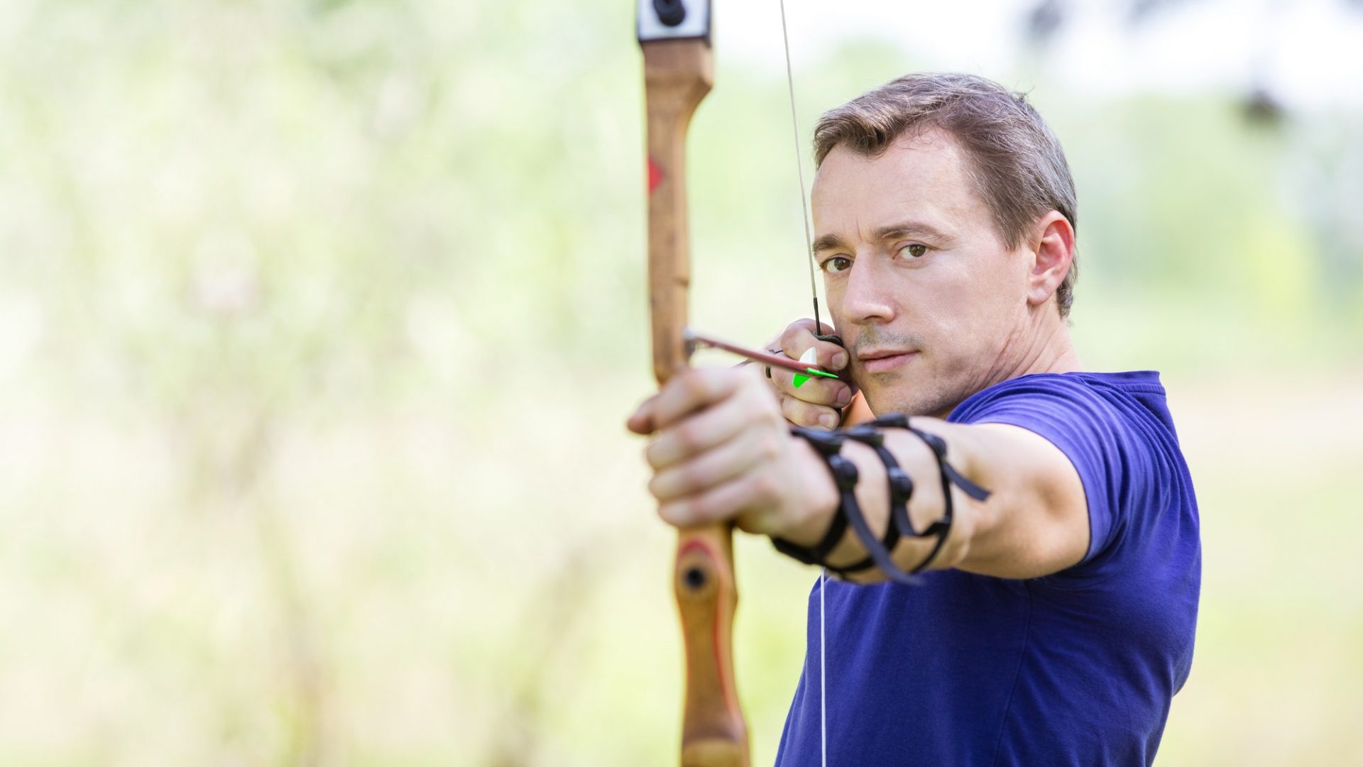 Hoe lang mag je blogpost werkelijk zijn? 6 Bowman aiming arrow at target