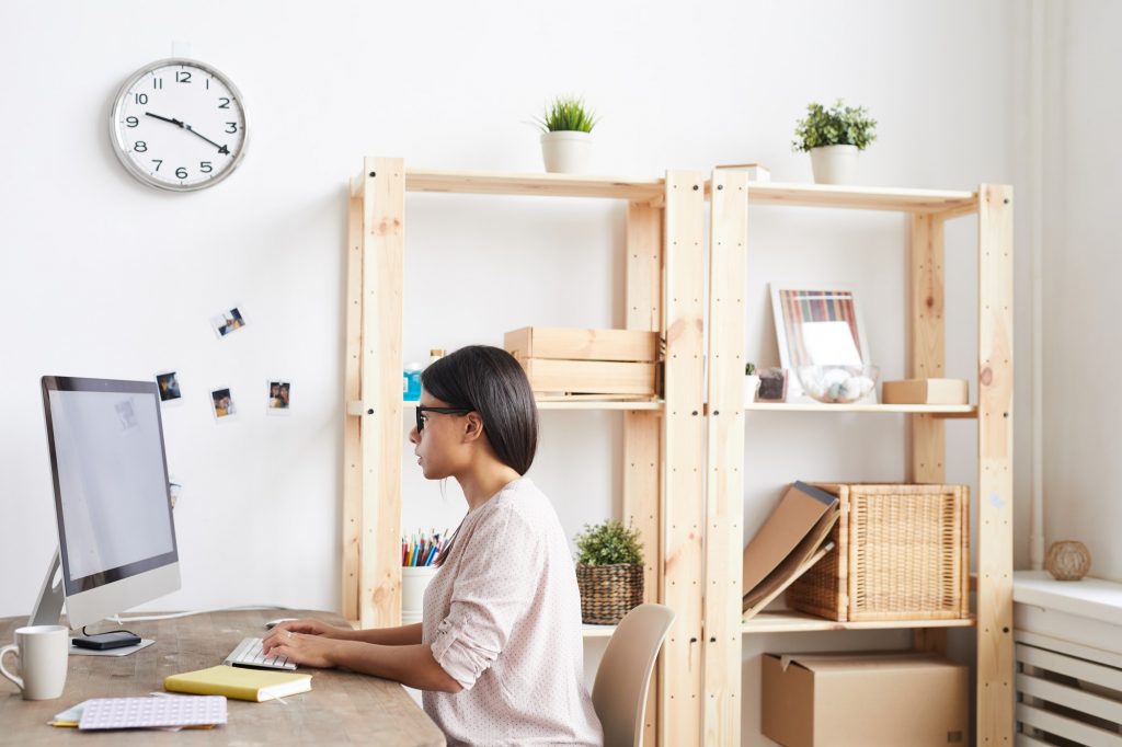 Gutenberg 2.0 - Er is geen ontkomen meer aan! 4 Mixed Race Businesswoman Working