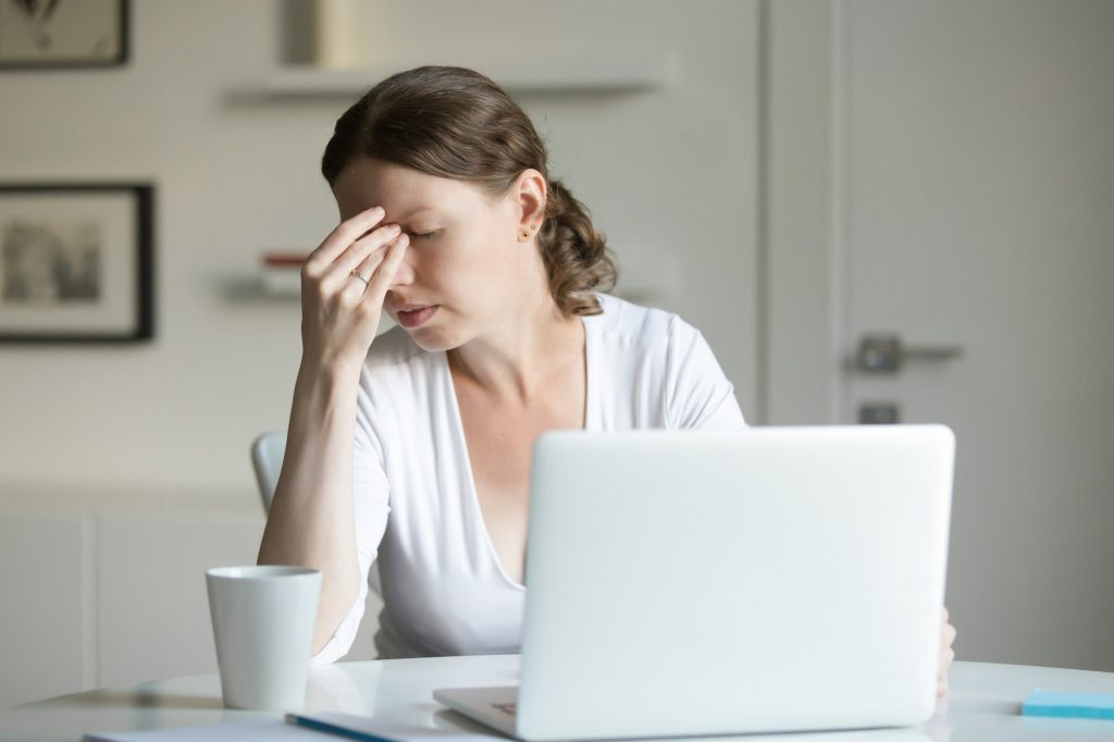Gutenberg 2.0 - Er is geen ontkomen meer aan! 2 Portrait of a woman at desk with laptop, hand at forehead