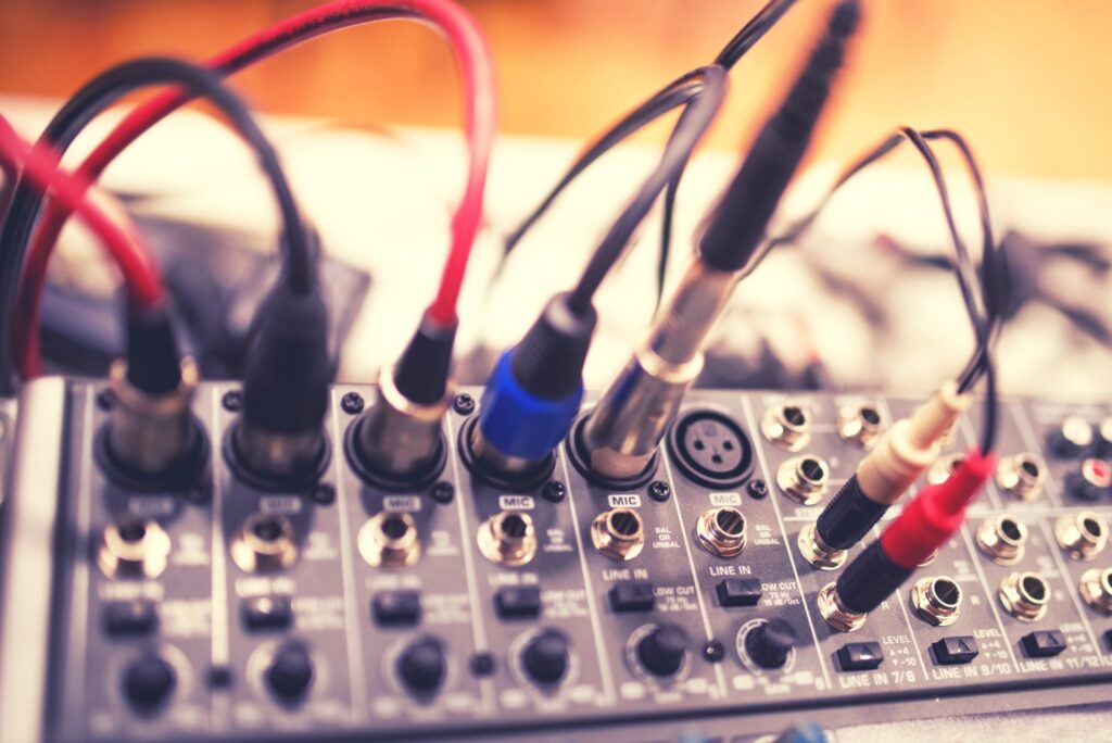 Onderwijs op afstand - Live trainingen zonder het huis te verlaten 10 Audio and video jack cable connected at rear end of receiver, amplifier