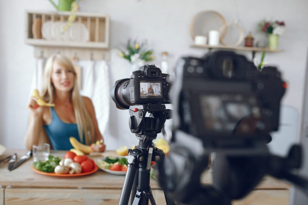 Onderwijs op afstand - Live trainingen zonder het huis te verlaten 9 Beautiful and sporty girl in a kitchen recording a video