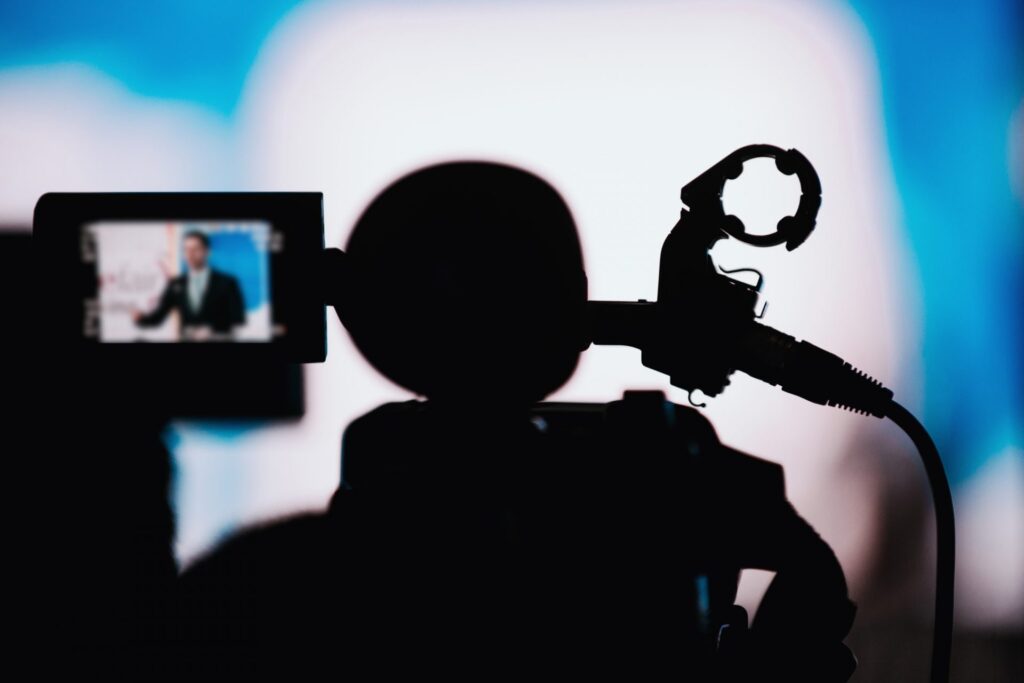 Onderwijs op afstand - Live trainingen zonder het huis te verlaten 13 Camera Recording Presentation Of A Speaker