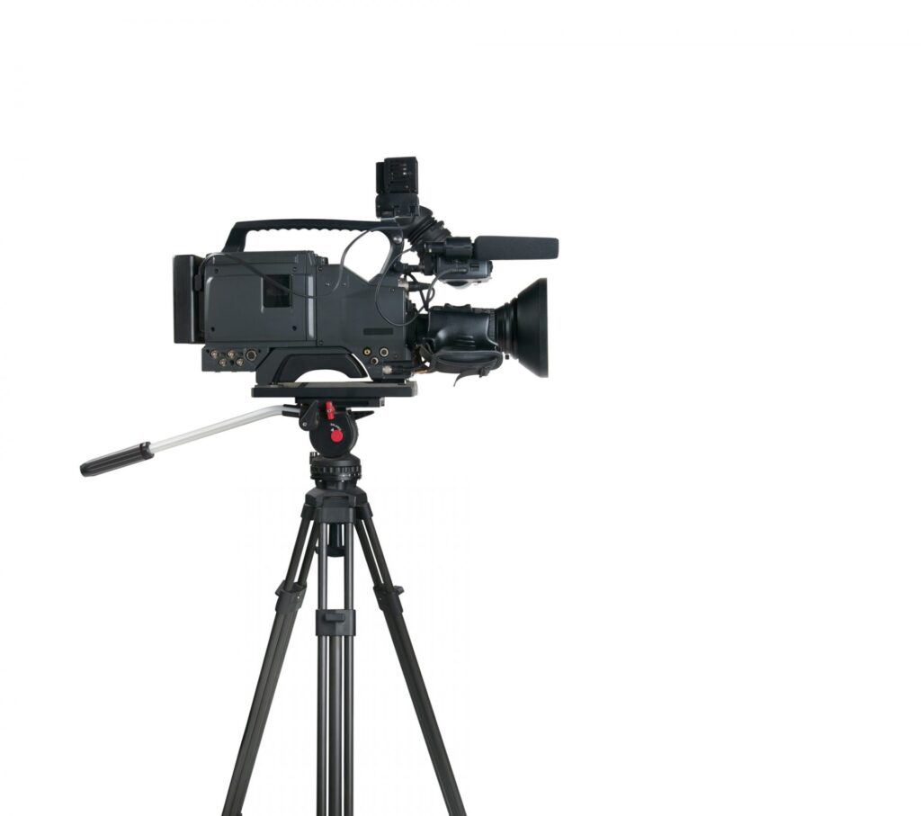 Onderwijs op afstand - Live trainingen zonder het huis te verlaten 7 Professional digital video camera on white background