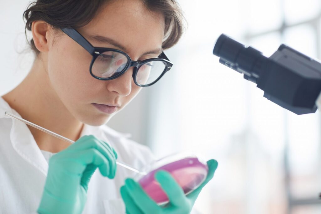 Chat plugins voor je WordPress Website 1 Young Woman Holding Petri Dish