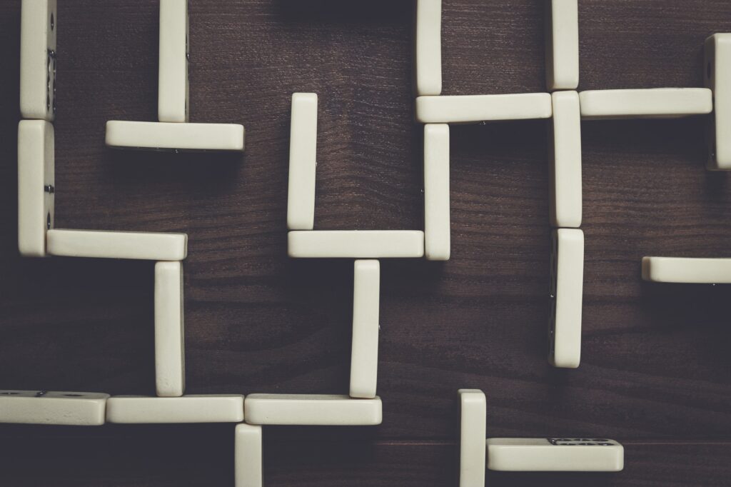 Links openen in een nieuw venster in WordPress - Wanneer doe je dat (niet)? 1 domino pieces maze on wooden table background