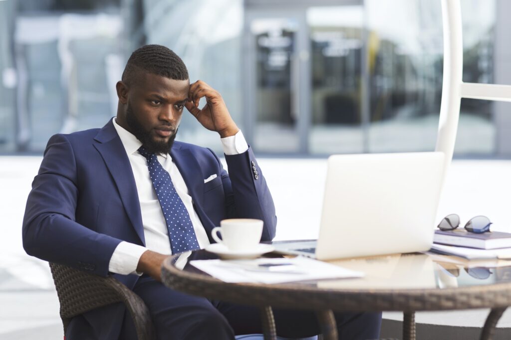 En zo maak je een online cursus die ook blijft hangen... 4 Businessman At Laptop Reading News About Crisis Sitting In Cafe
