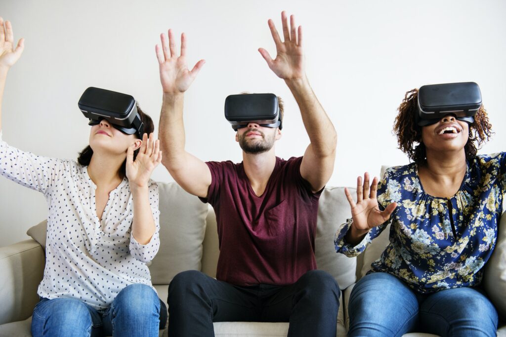 En zo maak je een online cursus die ook blijft hangen... 6 Friends enjoying VR