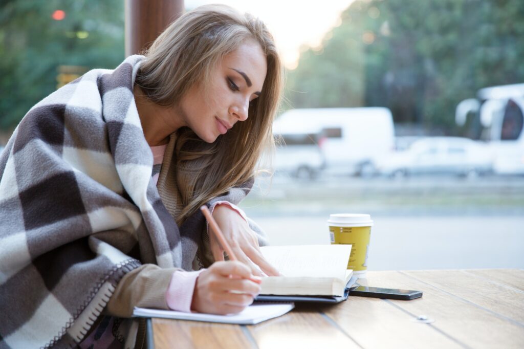 En zo maak je een online cursus die ook blijft hangen... 7 Girl doing homework in cafe
