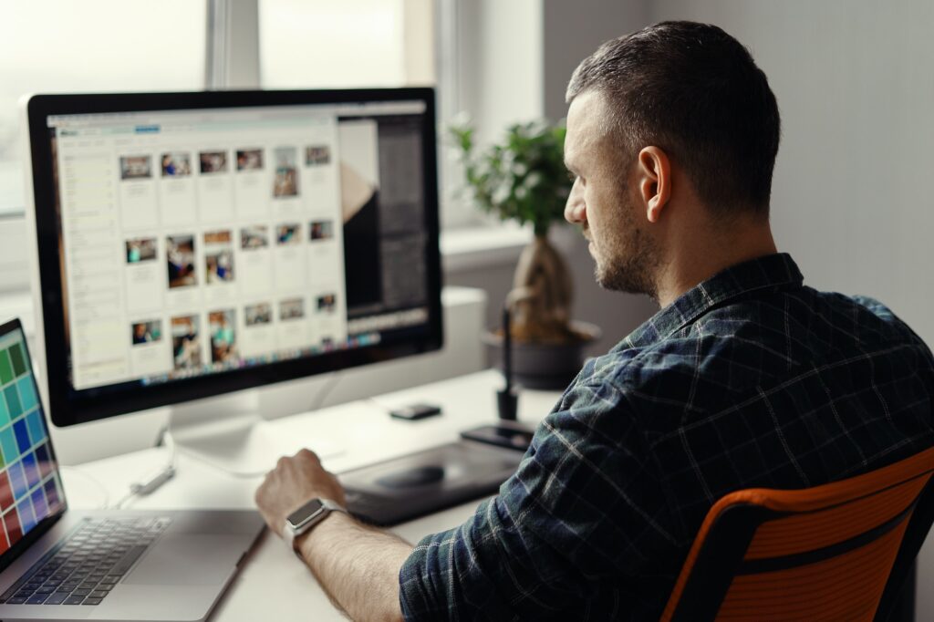 En zo maak je een online cursus die ook blijft hangen... 5 Modern man working remotely on a computer from home office