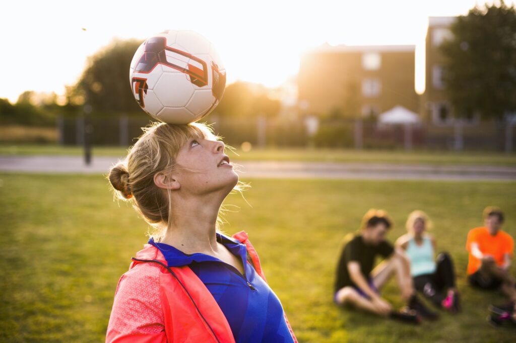Een 'Warm Cache' gebruiken om je website te versnellen 3 Sporty woman balancing ball on head at park