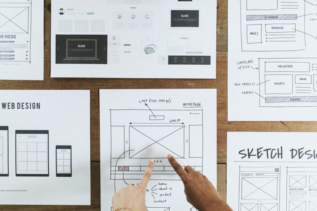 Kleine Elementor add-ons met een groot(s) effect! 1 Hands point to web design document