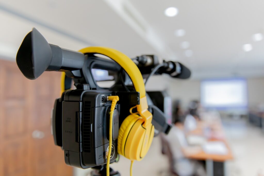 Coaching Online Leeromgeving 3 video camera in business conference room recording participants and headphone