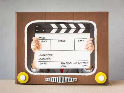 child-playing-with-cartoon-tv-PNT2YER-1000