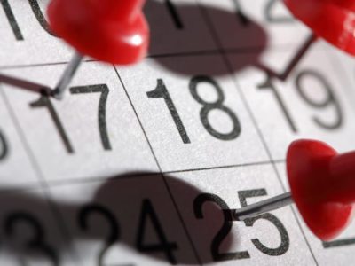 Important date or meeting appointment reminder concept thumbtack on calendar