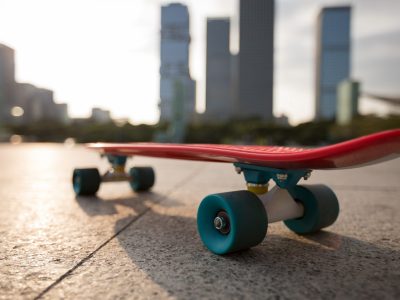 skateboard-on-city