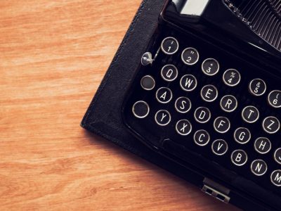 vintage-typewriter-machine-on-writers-desk